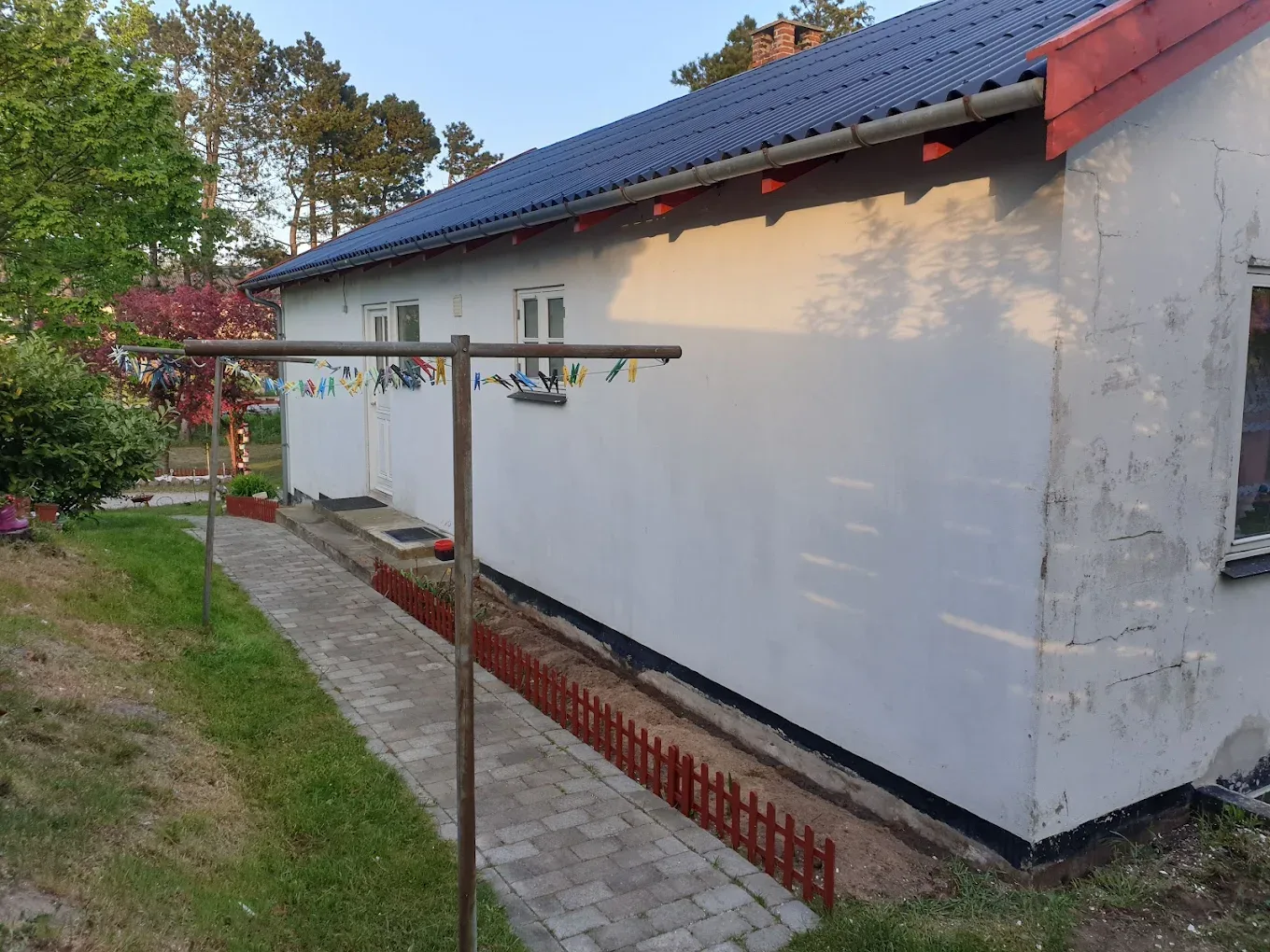 Hus med rødt tegltag og hvid facade i Nordsjælland, tagarbejde af ADD MultiService