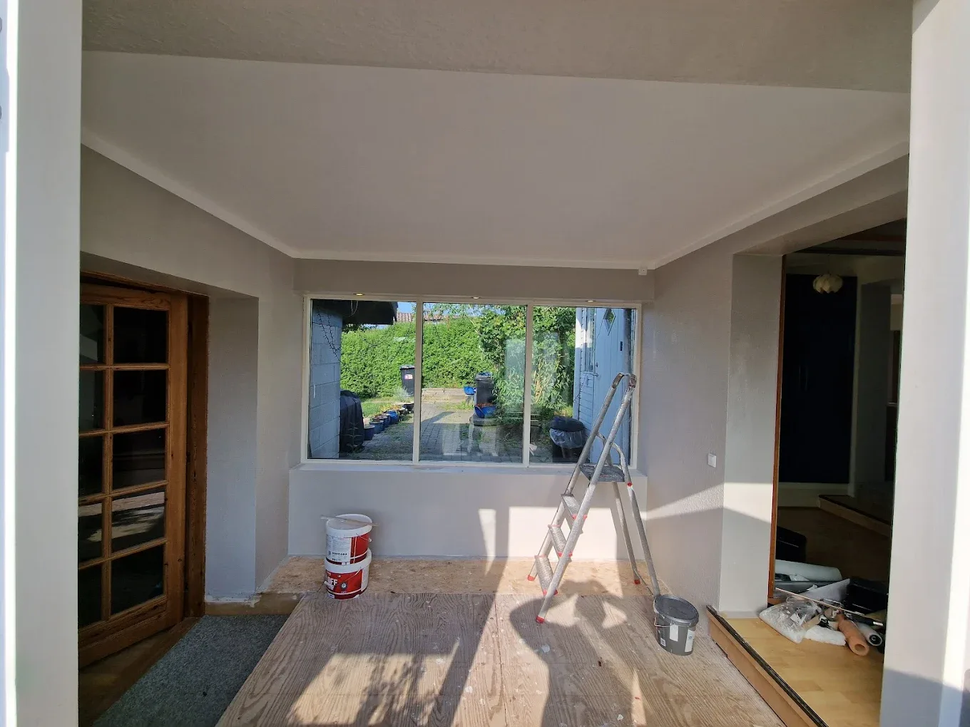 Lyst rum med nye vinduer under renovering, tømrerarbejde i gang