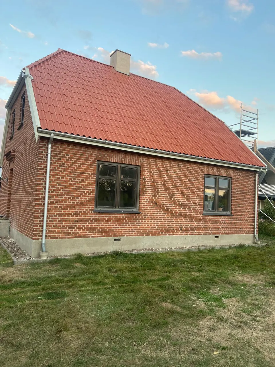 Nyt rødt tegltag på muret hus, tagrenovering af ADD MultiService