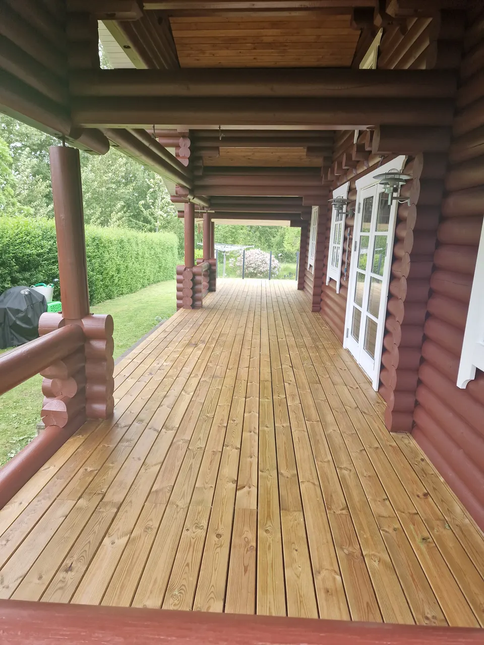Overdækket træterrasse ved bjælkehus, tømrerarbejde af ADD MultiService