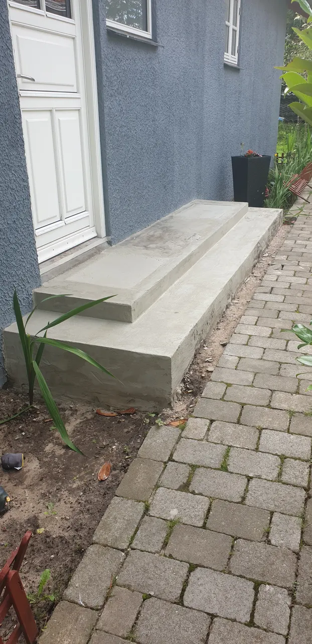 Hvide betontrin ved indgang